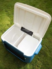 Coleman Poly-Lite Wheeled Mesh 50 QT Tekerlekli Soğutucu Buzluk 47.3 Lt MAVİ/BEYAZ